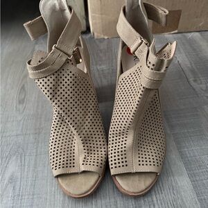 Women's Tan Peep-Toe Sandals